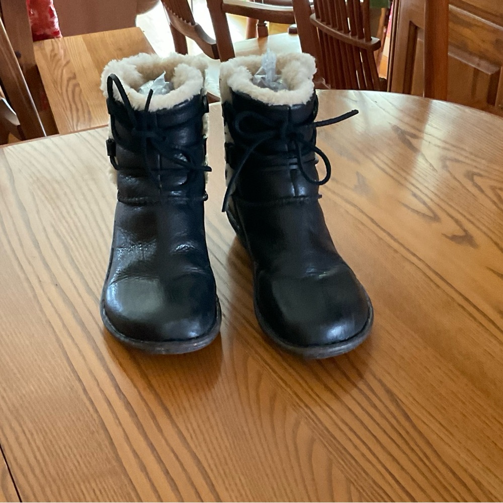 Black leather Uggs. Sz 8